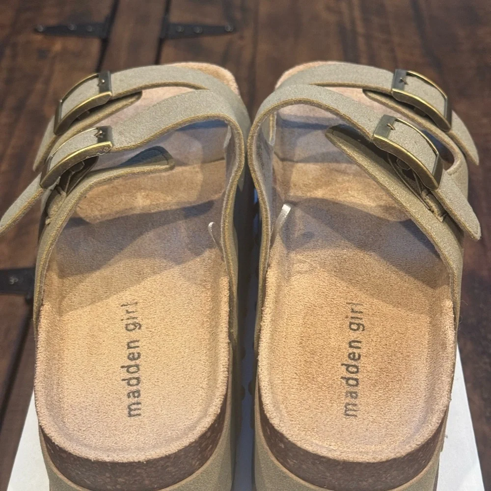 Madden Girl Babes Flatform Sandal (NWOT)